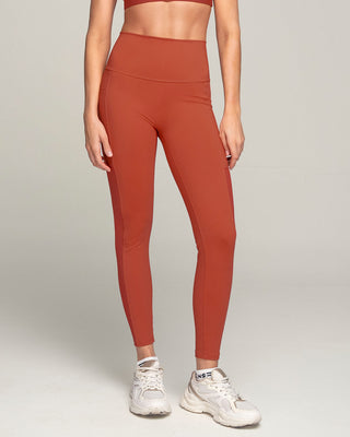 Legging deportivo con bolsillo lateral y detalles en SmartLace®#color_336-rojo-canela