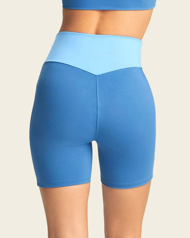Short biker con pretina en V#color_052-azul-medio