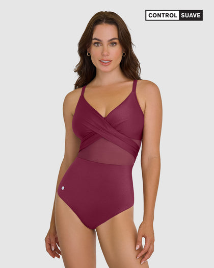 Traje de baño entero con escote cruzado y tela con brillo#color_466-vinotinto