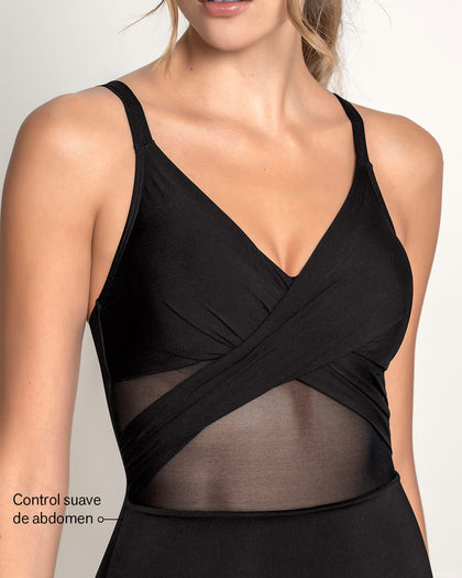 Traje de baño entero de compresión suave en abdomen y drapeado en escote#color_700-negro