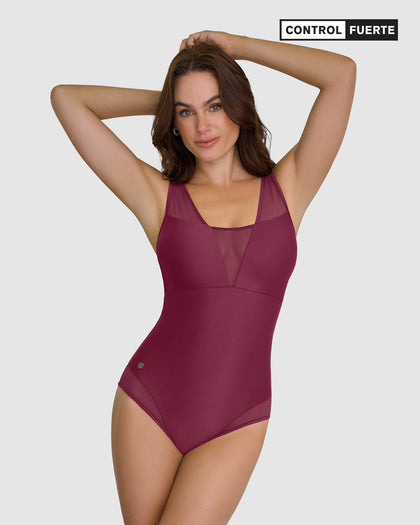 Traje de baño entero con detalles en tul en escote y piernas#color_466-vinotinto