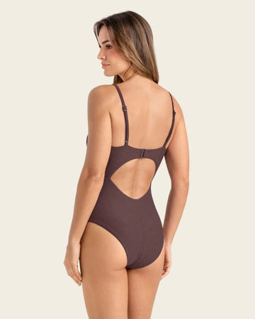 Traje de baño entero de compresión suave con detalle de escote cruzado#color_c56-marron