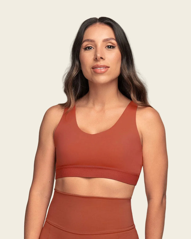 Top deportivo espalda atlética con detalles en SmartLace®