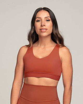 Top deportivo espalda atlética con detalles en SmartLace®#color_336-rojo-canela