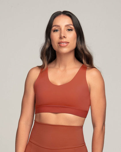 Top deportivo espalda atlética con detalles en SmartLace®#color_336-rojo-canela