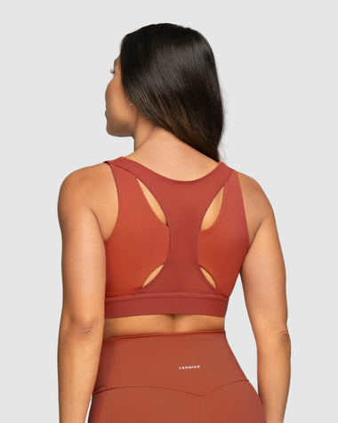 Top deportivo espalda atlética con detalles en SmartLace®#color_336-rojo-canela