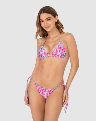 Bikini estampado con top triangular y panty anudable en laterales#color_940-rosado-medio