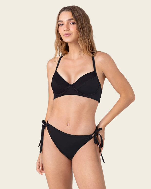 Bikini con top y panty ajustables al cuerpo