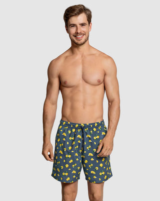 Pantaloneta de baño masculina con práctico bolsillo al lado derecho#color_a62-estampado-azul-limones