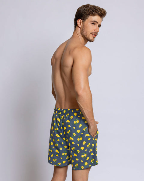 Pantaloneta de baño masculina con práctico bolsillo al lado derecho#color_a62-estampado-azul-limones