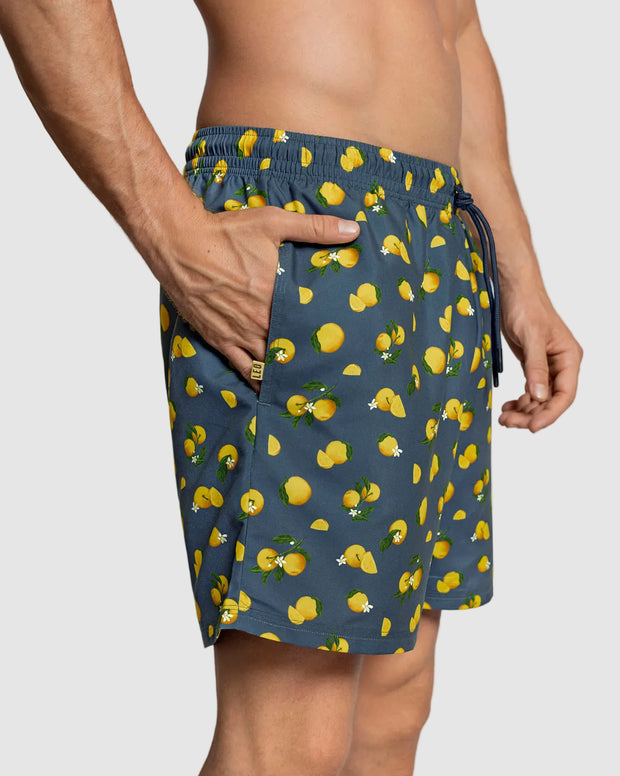 Pantaloneta de baño masculina con práctico bolsillo al lado derecho