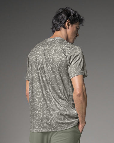 Camiseta deportiva masculina con tecnología de secado rápido#color_789-estampado-marmol