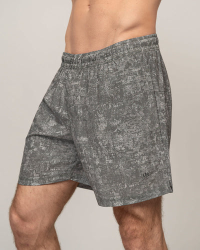 Pantaloneta deportiva con bolsillos funcionales#color_071-estampado-gris