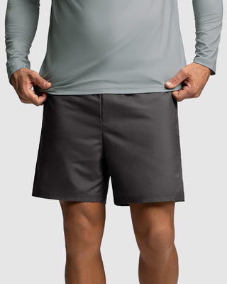 Pantaloneta deportiva con bolsillos funcionales#color_784-gris-oscuro