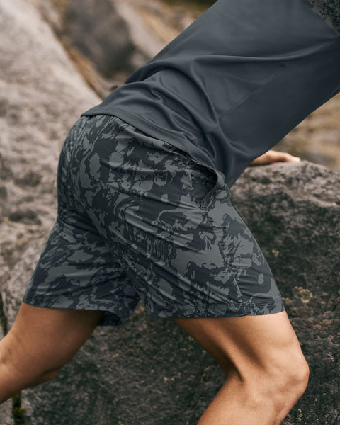 Pantaloneta deportiva con acabado antifluidos y bolsillos funcionales#color_a61-estampado-gris
