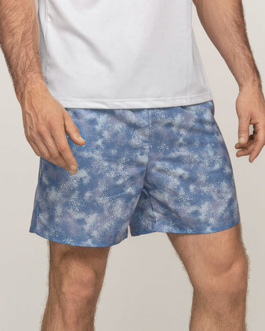 Pantaloneta deportiva con bolsillos funcionales#color_a62-estampado-azul