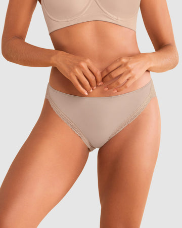 Panty tipo bikini con SmartLace® decorativo en piernas#color_802-cafe-claro