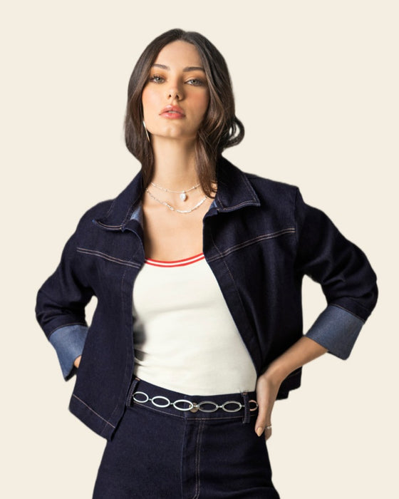 Chaqueta corta tipo denim con costuras en contraste#color_024-azul-oscuro