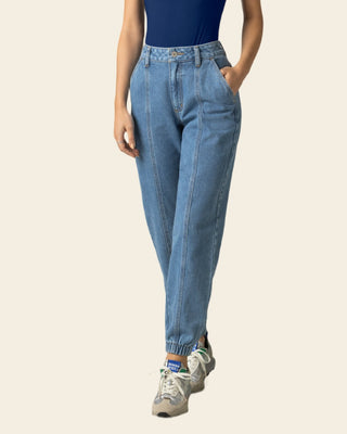 Jean tipo jogger con cortes decorativos en frente#color_052-azul-medio