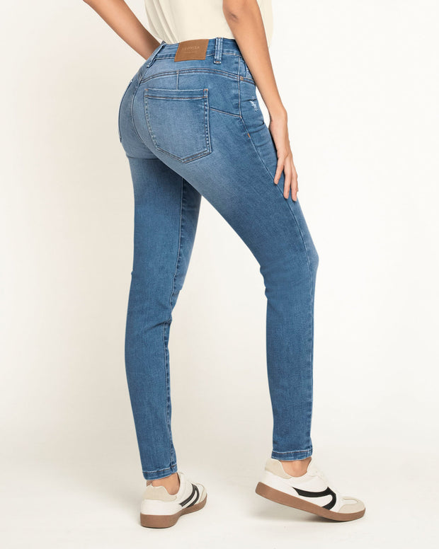 Jean skinny levanta cola