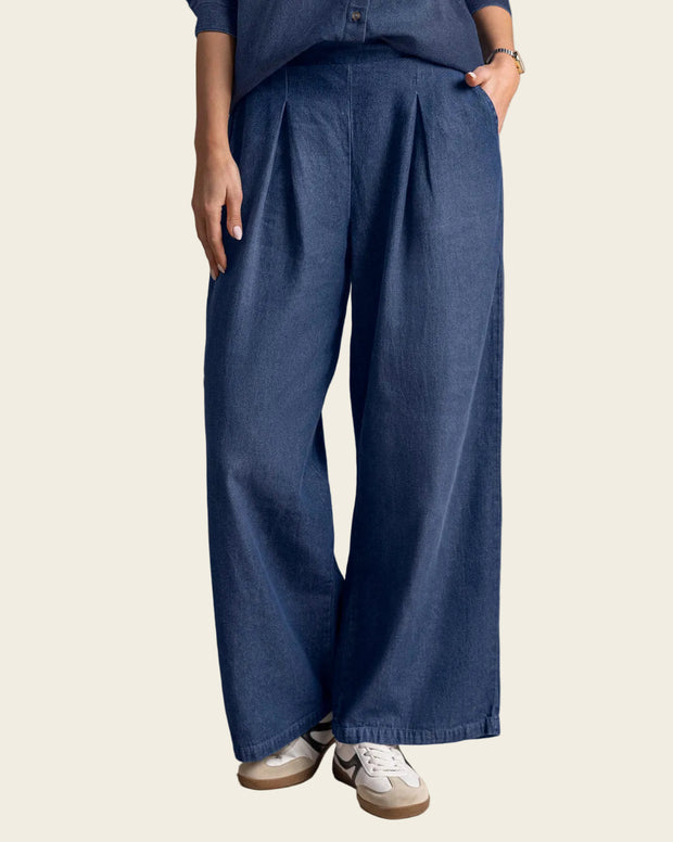 Jean bota ancha con prense decorativos en frente