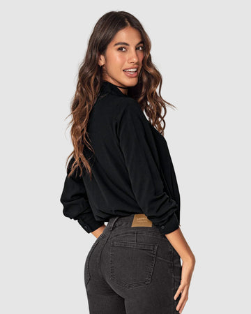 Blusa manga larga con perilla funcional y puños con botón#color_700-negro