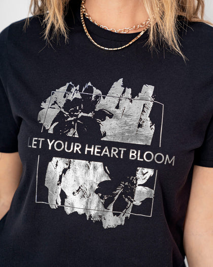 Camiseta manga corta con mensaje en el frente#color_713-negro