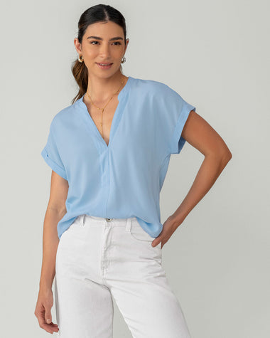 Blusa manga corta con cuello en V#color_501-azul-claro