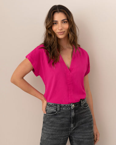 Blusa manga corta con cuello en v#color_962-fucsia