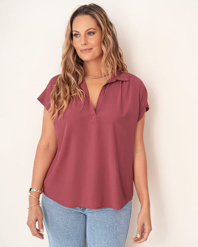 Blusa manga corta con perilla funcional y cuello camisero#color_895-mora