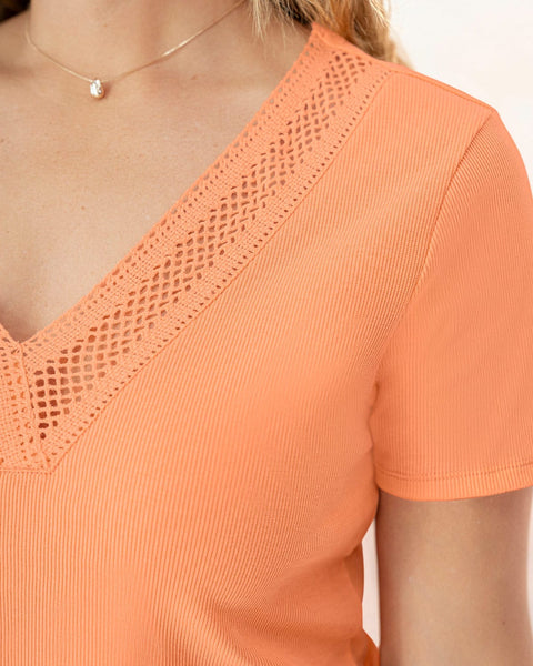 Camiseta manga corta con detalle guipur cruzado en escote#color_170-mandarina