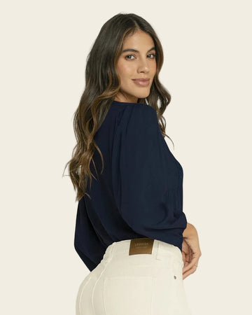 Blusa con elástico en puños y detalle guipur en frente#color_c42-azul-oscuro