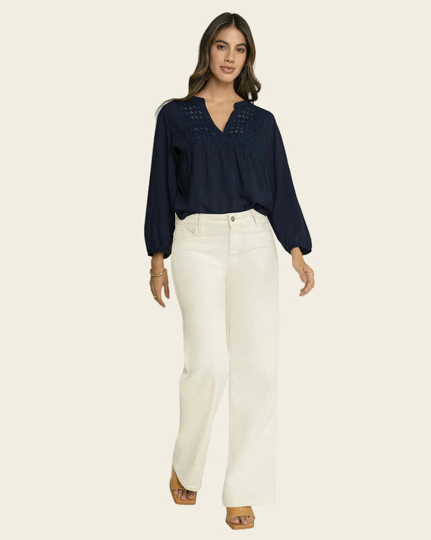 Blusa con elástico en puños y detalle guipur en frente