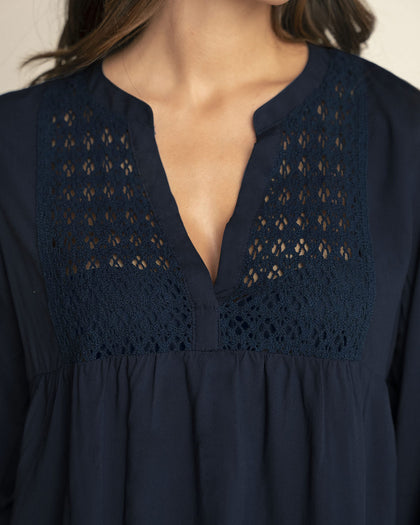 Blusa con elástico en puños y detalle guipur en frente#color_c42-azul-oscuro