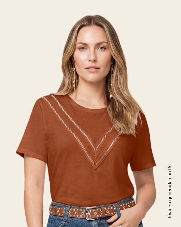 Camiseta manga corta con detalle de escalerilla en V