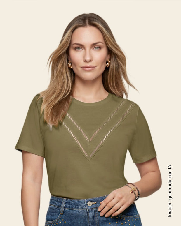 Camiseta manga corta con detalle de escalerilla en V