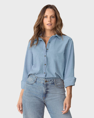 Blusa manga larga de cuello camisero con botones funcionales en frente#color_141-indigo