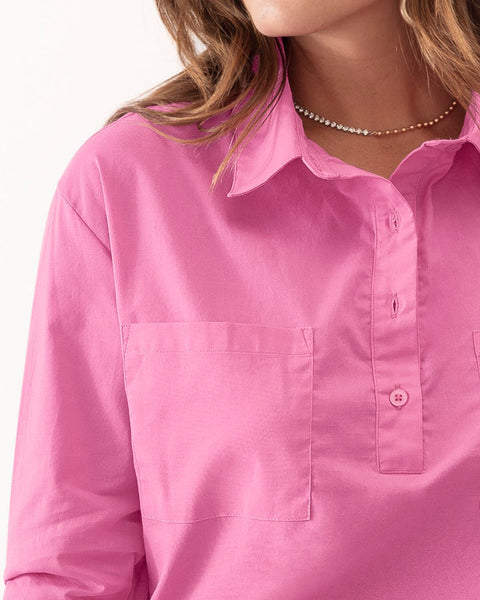 Blusa manga larga con botones en frente y bolsillos de parche#color_130-fucsia