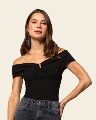 Camiseta-off-shoulders-con-detalle-en-escote#color_700-negro