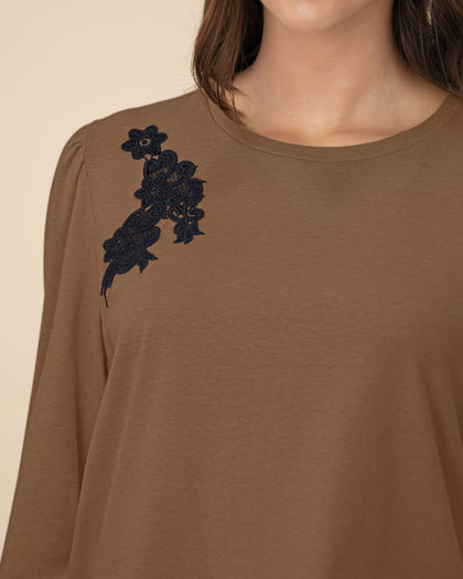 Camiseta manga 3/4 con aplique bordado#color_640-cafe