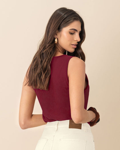 Camiseta manga sisa con ojaletes metálicos en el cuello#color_349-vino