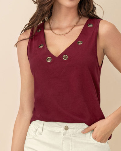 Camiseta manga sisa con ojaletes metálicos en el cuello#color_349-vino