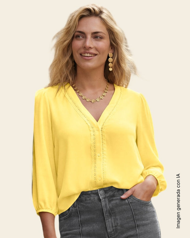 Blusa manga 3/4 con bordado en escote