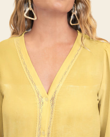 Blusa manga 3/4 con bordado en escote#color_019-amarillo