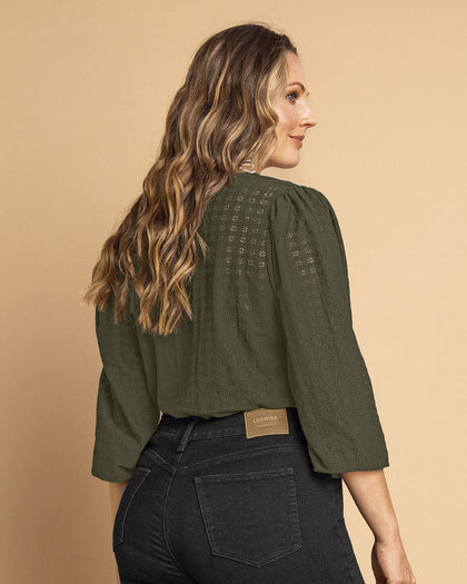 Camiseta manga larga con botones no funcionales en frente#color_c46-verde