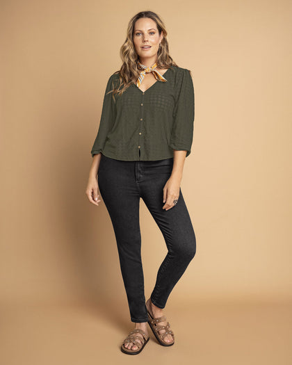 Camiseta manga larga con botones no funcionales en frente#color_c46-verde