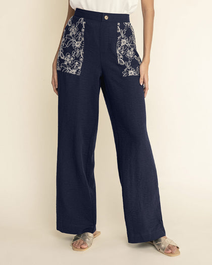 Pantalón bota amplia con bolsillos en tela bordada#color_c42-azul-oscuro