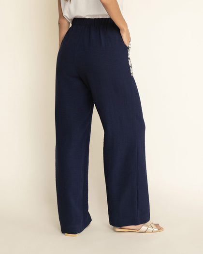 Pantalón bota amplia con bolsillos en tela bordada#color_c42-azul-oscuro