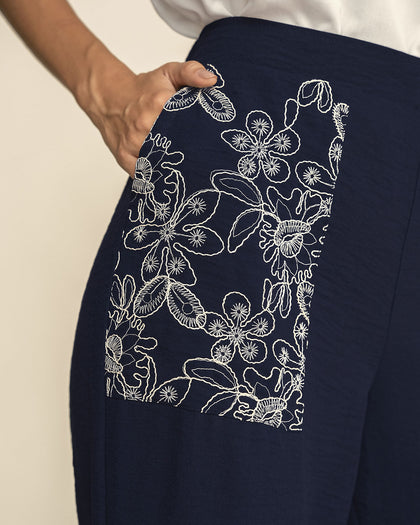 Pantalón bota amplia con bolsillos en tela bordada#color_c42-azul-oscuro