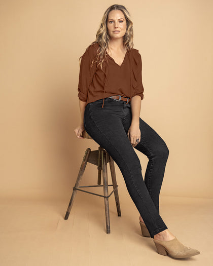 Blusa manga 3/4 con boleros sobrepuestos en frente#color_831-cafe-oscuro